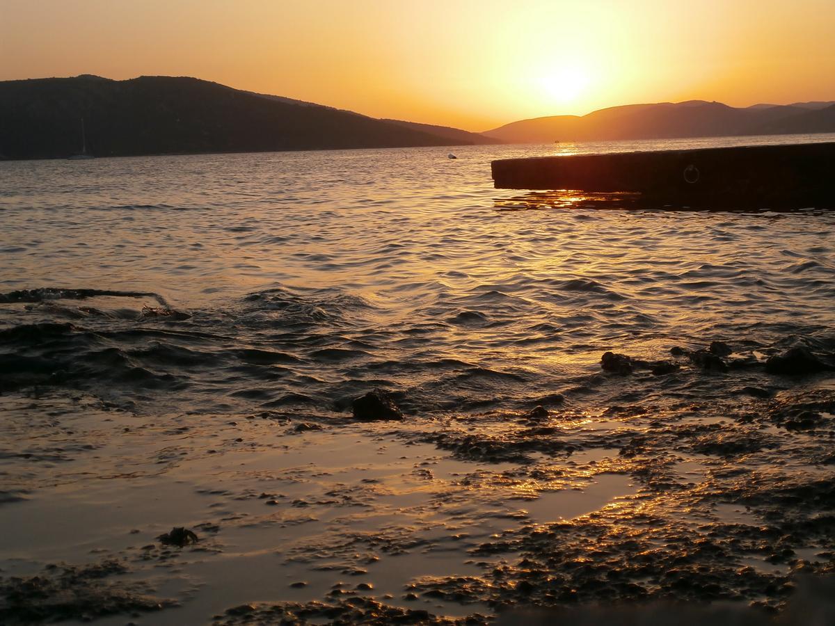 Apartments Lovric - 30 Meters To The Beach Trogir Quarto foto